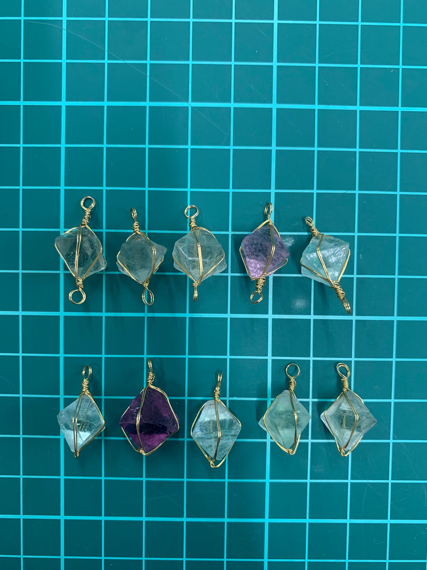 【原石パーツ】八面体フローライト ゴールドワイヤー巻き メガネ留(片方5個・両方5個) 10個セット n309