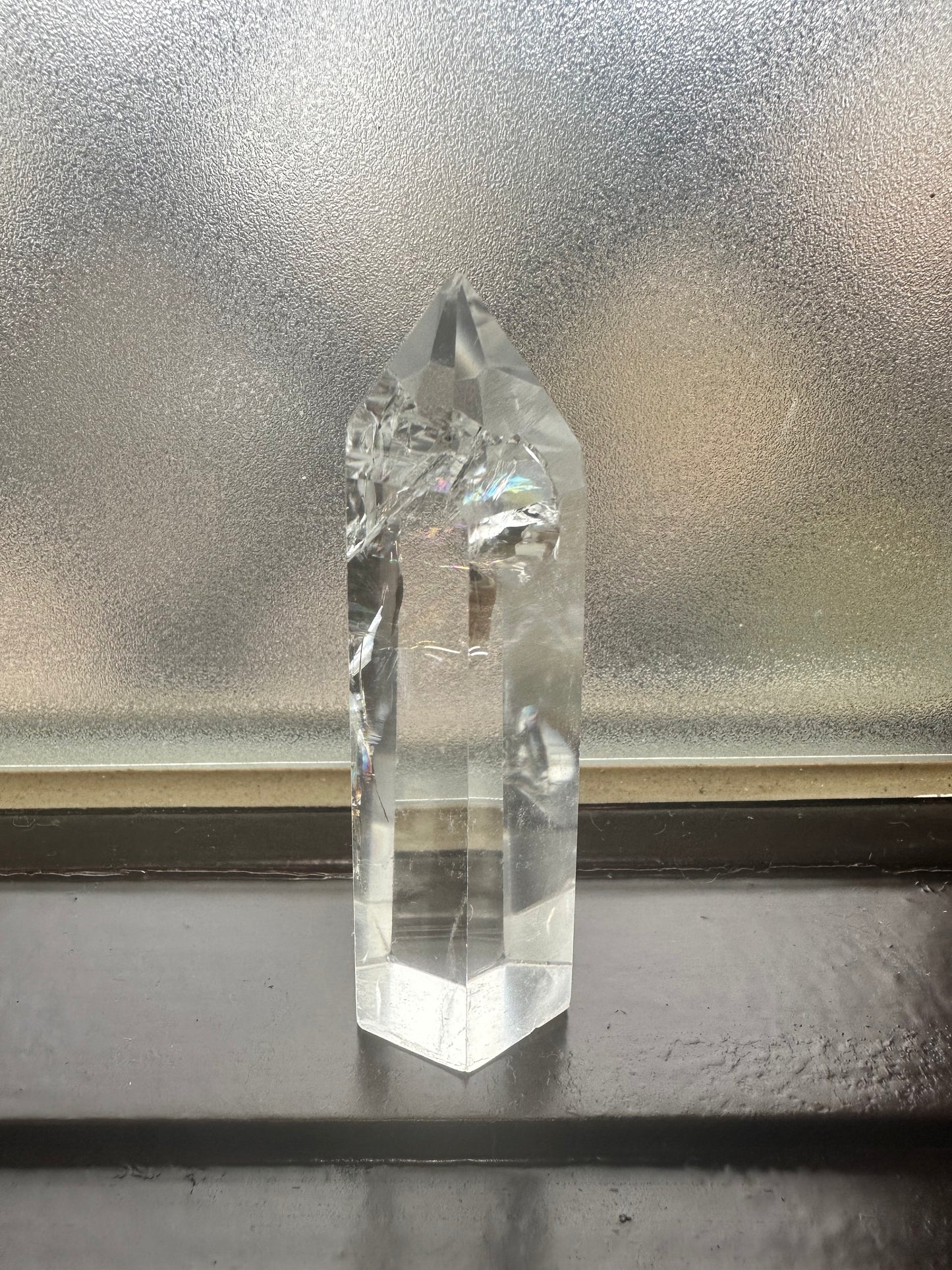 【魔女の手の中の虹】レインボー水晶 アイリスクォーツ ポイント型