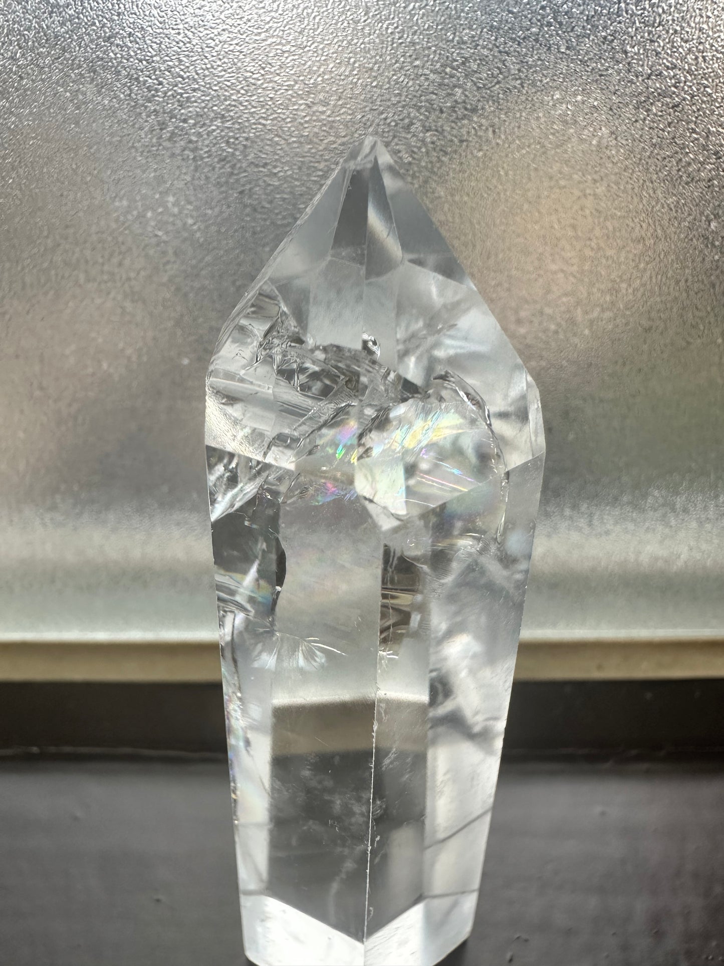 【魔女の手の中の虹】レインボー水晶 アイリスクォーツ ポイント型