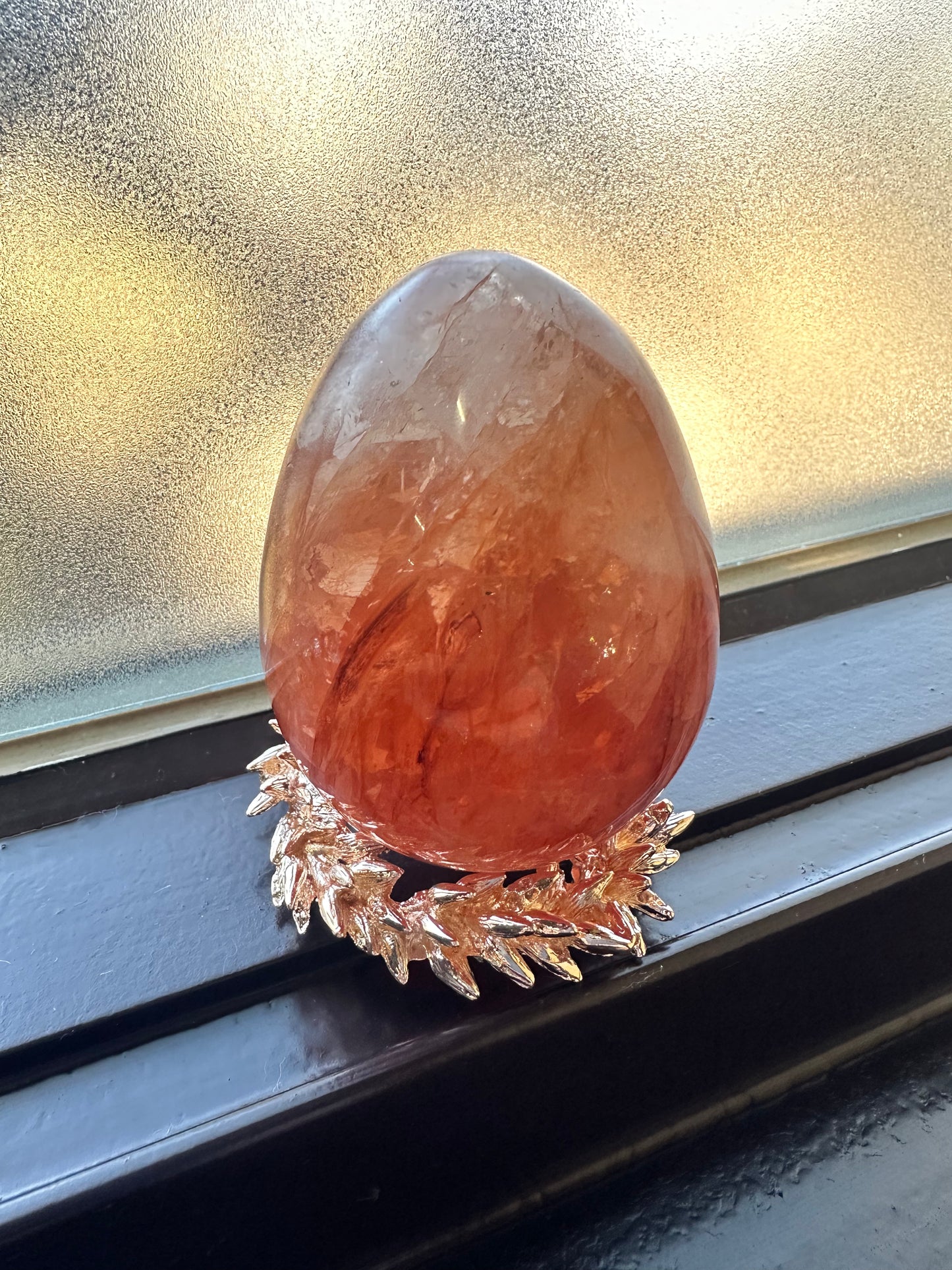 【台座付】エッグ型🥚ライモナイトインクォーツ ー心の濁りを浄化し、運気を金魚のように軽やかに泳がせる