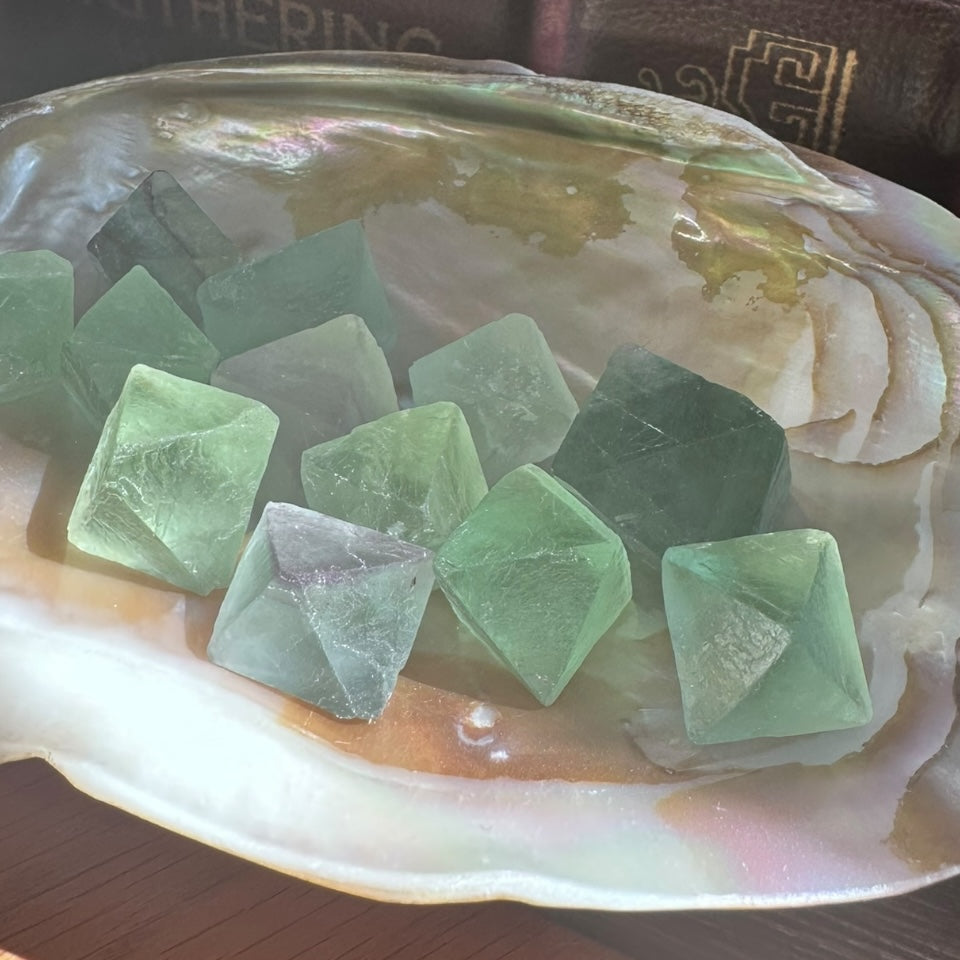【魔法の光の結晶】フローライト八面体 約100g