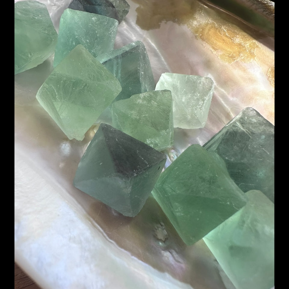【魔法の光の結晶】フローライト八面体 約100g