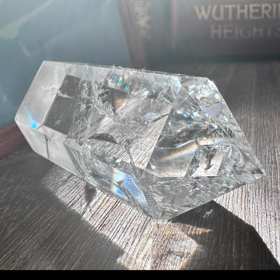 【魔女の手の中の虹】レインボー水晶 アイリスクォーツ