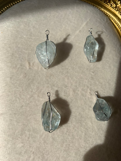 【原石パーツ】11月誕生石・ブルートパーズ　シルバーワイヤー巻き　4個セット　n306