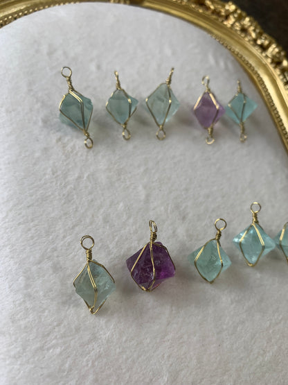 【原石パーツ】八面体フローライト　ゴールドワイヤー巻き　メガネ留（片方5個・両方5個）　10個セット　n309