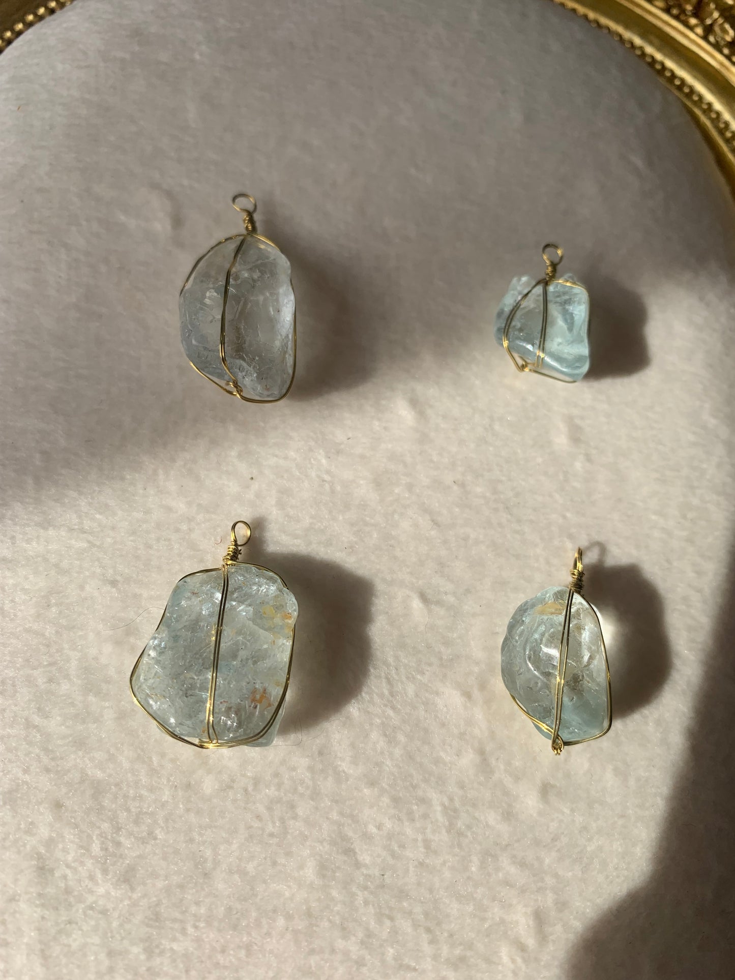 【原石パーツ】11月誕生石ブルートパーズ　ゴールドワイヤー巻き　4個セット　n305