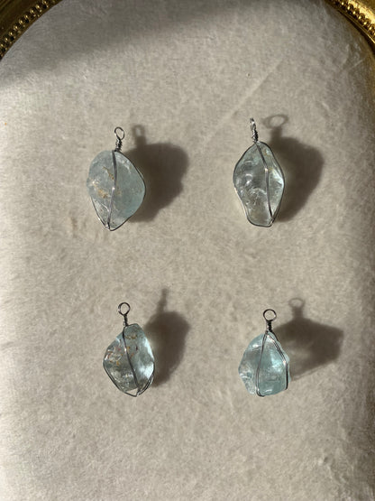 【原石パーツ】11月誕生石・ブルートパーズ　シルバーワイヤー巻き　4個セット　n306