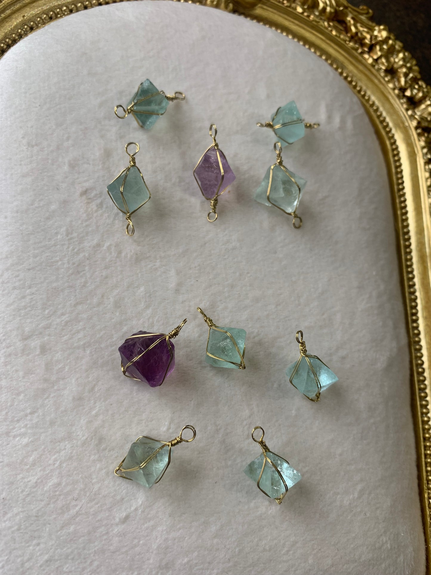 【原石パーツ】八面体フローライト　ゴールドワイヤー巻き　メガネ留（片方5個・両方5個）　10個セット　n309