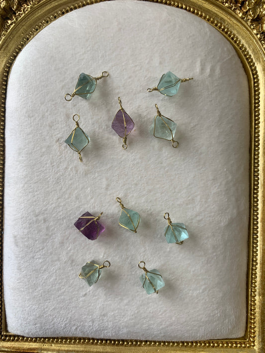 【原石パーツ】八面体フローライト　ゴールドワイヤー巻き　メガネ留（片方5個・両方5個）　10個セット　n309