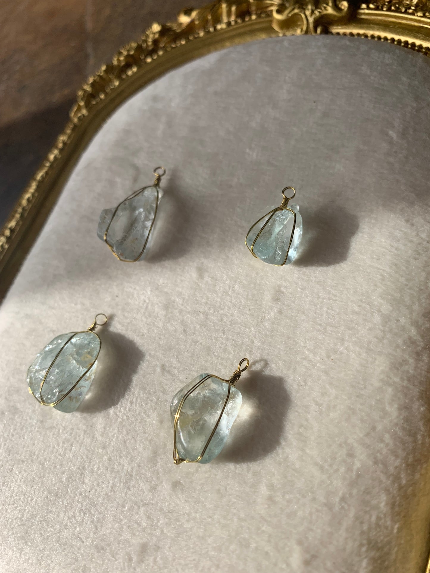 【原石パーツ】11月誕生石ブルートパーズ　ゴールドワイヤー巻き　4個セット　n305