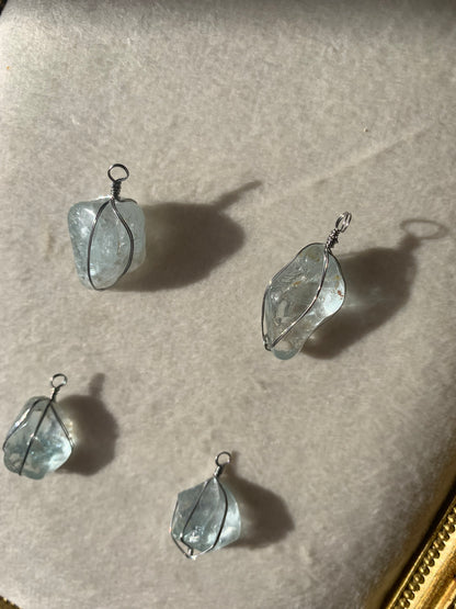 【原石パーツ】11月誕生石・ブルートパーズ　シルバーワイヤー巻き　4個セット　n306