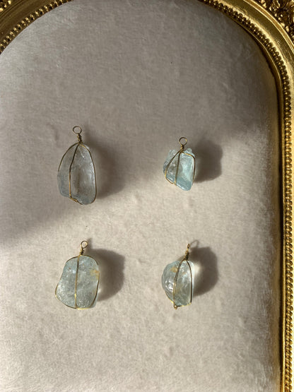 【原石パーツ】11月誕生石ブルートパーズ　ゴールドワイヤー巻き　4個セット　n305