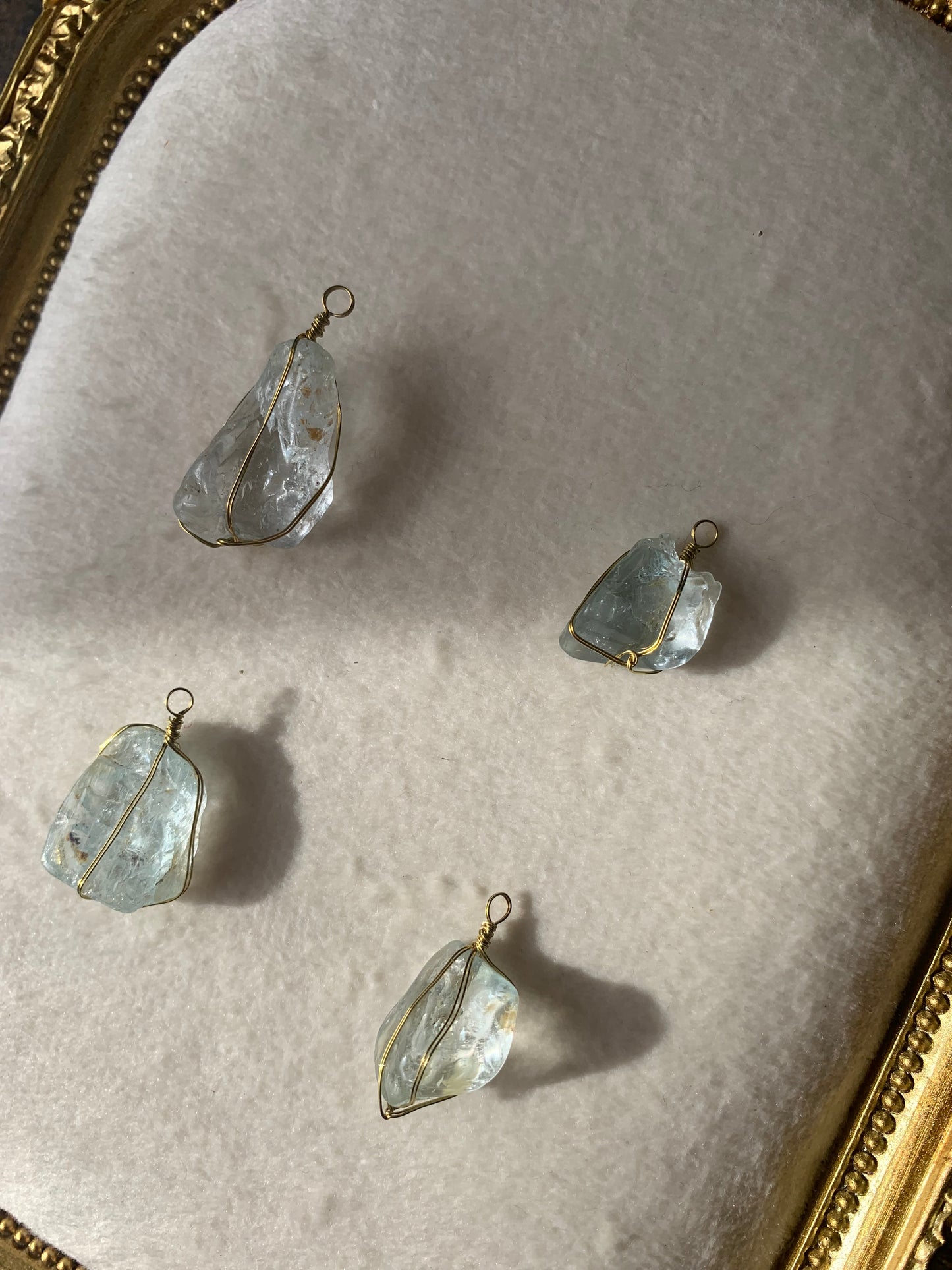 【原石パーツ】11月誕生石ブルートパーズ　ゴールドワイヤー巻き　4個セット　n305