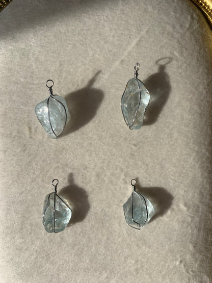 【原石パーツ】11月誕生石・ブルートパーズ　シルバーワイヤー巻き　4個セット　n306