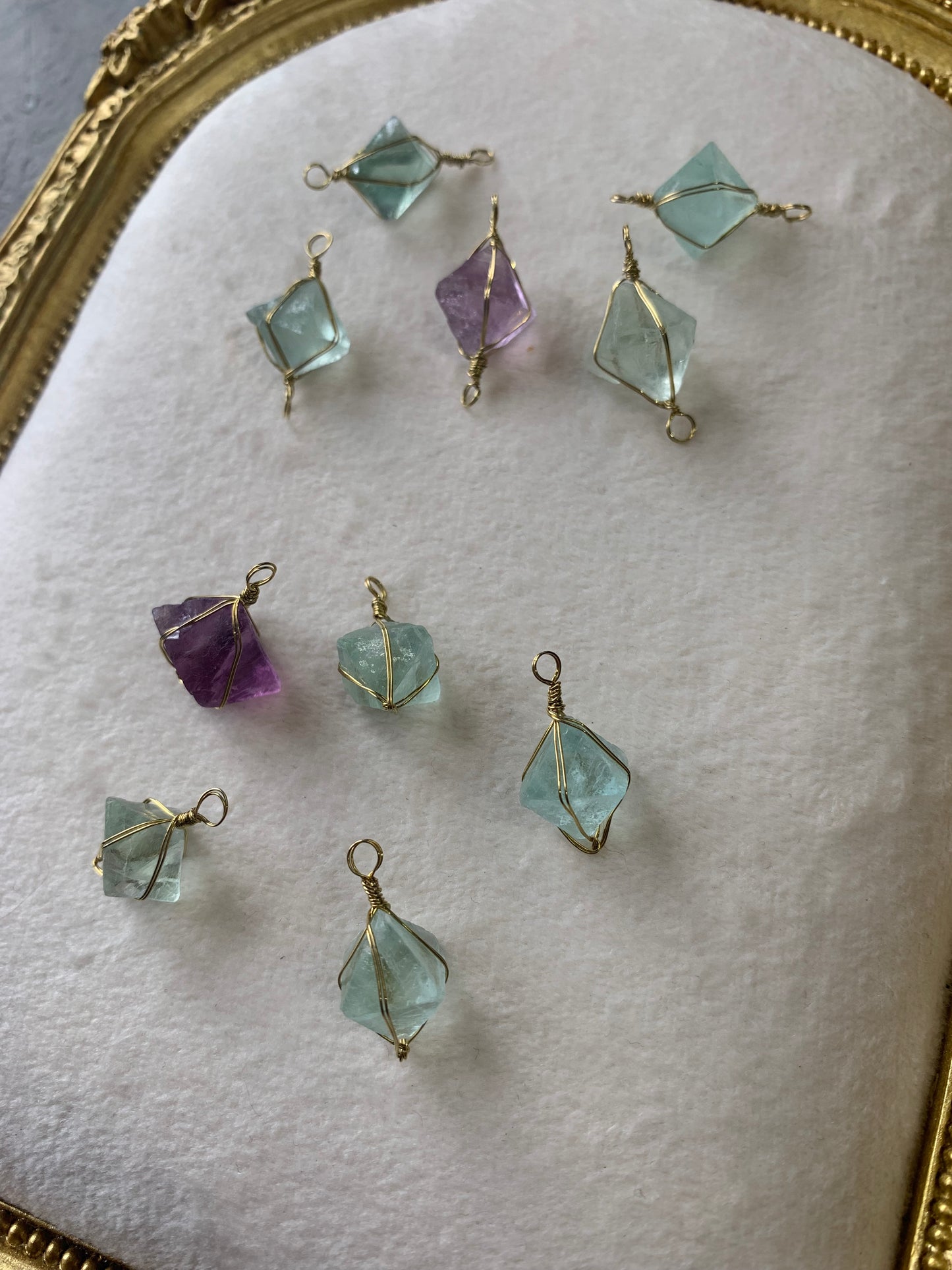 【原石パーツ】八面体フローライト　ゴールドワイヤー巻き　メガネ留（片方5個・両方5個）　10個セット　n309