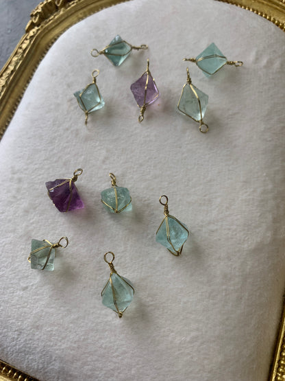 【原石パーツ】八面体フローライト　ゴールドワイヤー巻き　メガネ留（片方5個・両方5個）　10個セット　n309