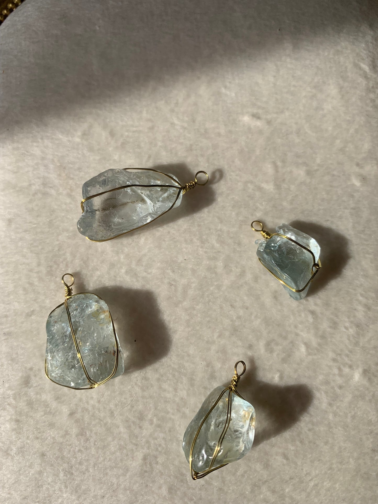 【原石パーツ】11月誕生石ブルートパーズ　ゴールドワイヤー巻き　4個セット　n305