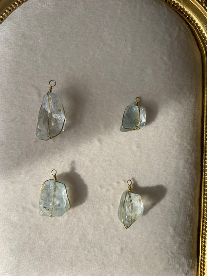 【原石パーツ】11月誕生石ブルートパーズ　ゴールドワイヤー巻き　4個セット　n305