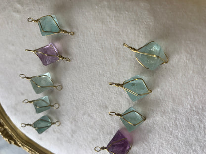 【原石パーツ】八面体フローライト　ゴールドワイヤー巻き　メガネ留（片方5個・両方5個）　10個セット　n309