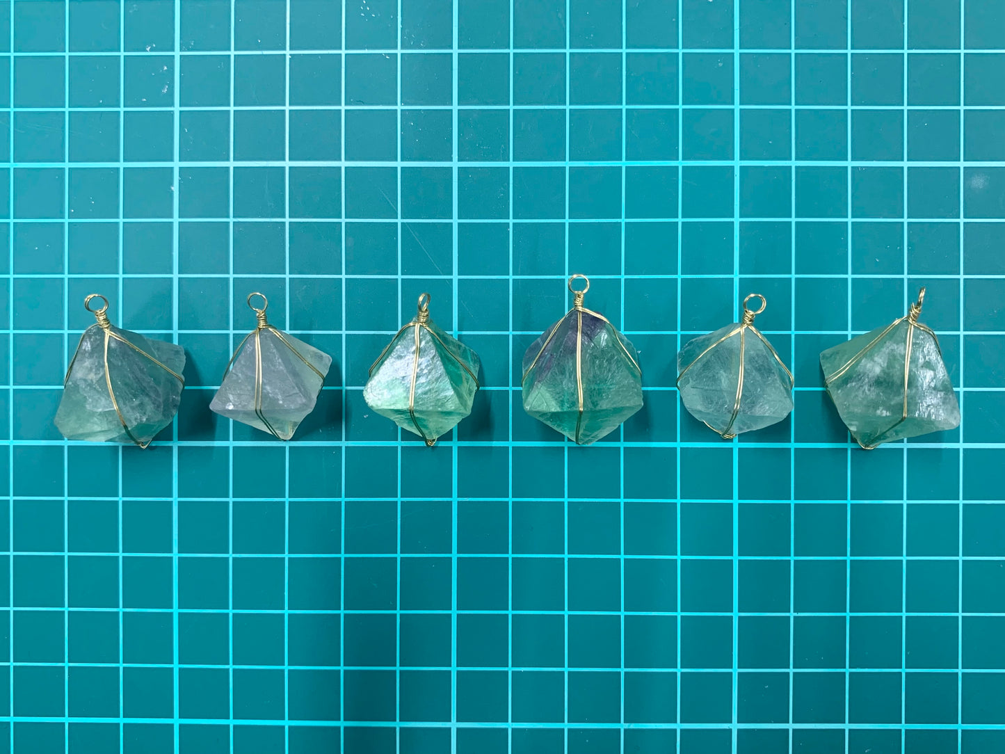 【原石パーツ】八面体フローライトワイヤー巻き6個セット　n304