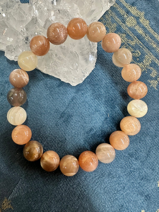 【ブレスレッド】　送料無料　「太陽と月をひとつに宿す、やさしいお守り」 サンムーンストーン（インド産）9mm ブレスレット　n354