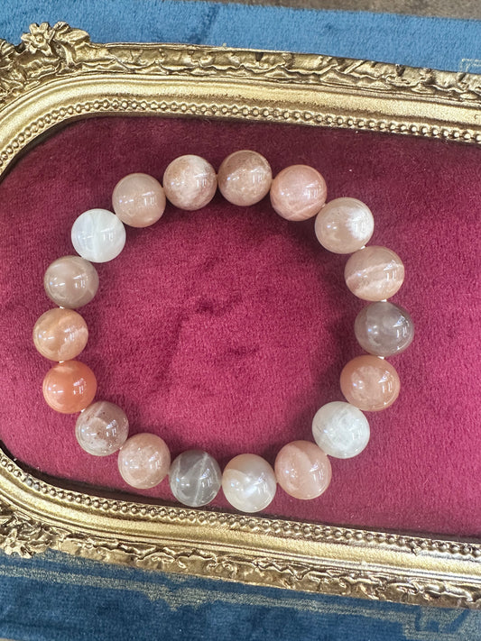 【ブレスレッド】　送料無料　「太陽と月をひとつに宿す、やさしいお守り」 サンムーンストーン（インド産）【11mm】 ブレスレット　n361