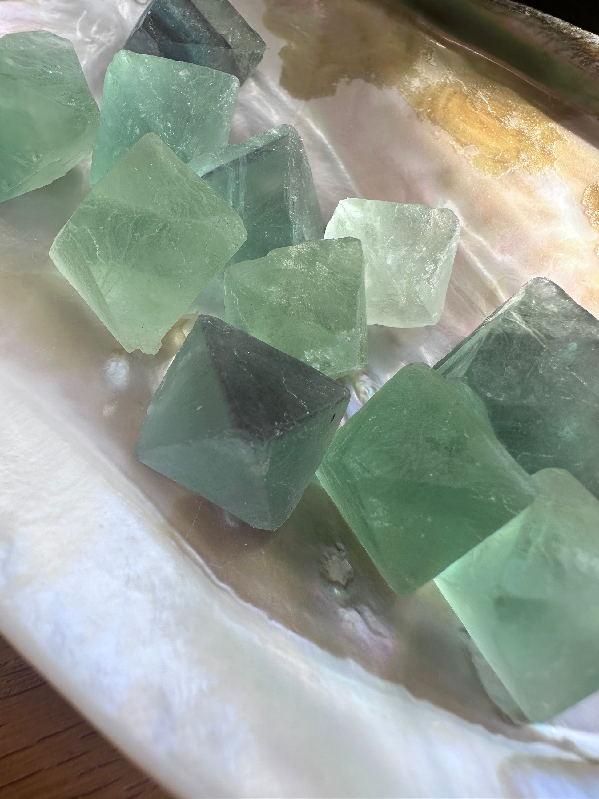 100☆数量限定☆希少♢天才の石【フローライト八面体結晶♢100g】❤️ 100☆数量限定☆希少♢天才の石【フローライト八面体結晶♢100g】❤️