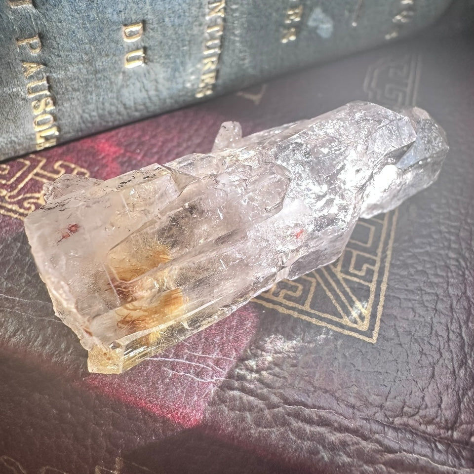 幸運を引き寄せる黄金の糸】ルチルクォーツ ポイント 透明度◎ 光沢◎ – Crystal Charm