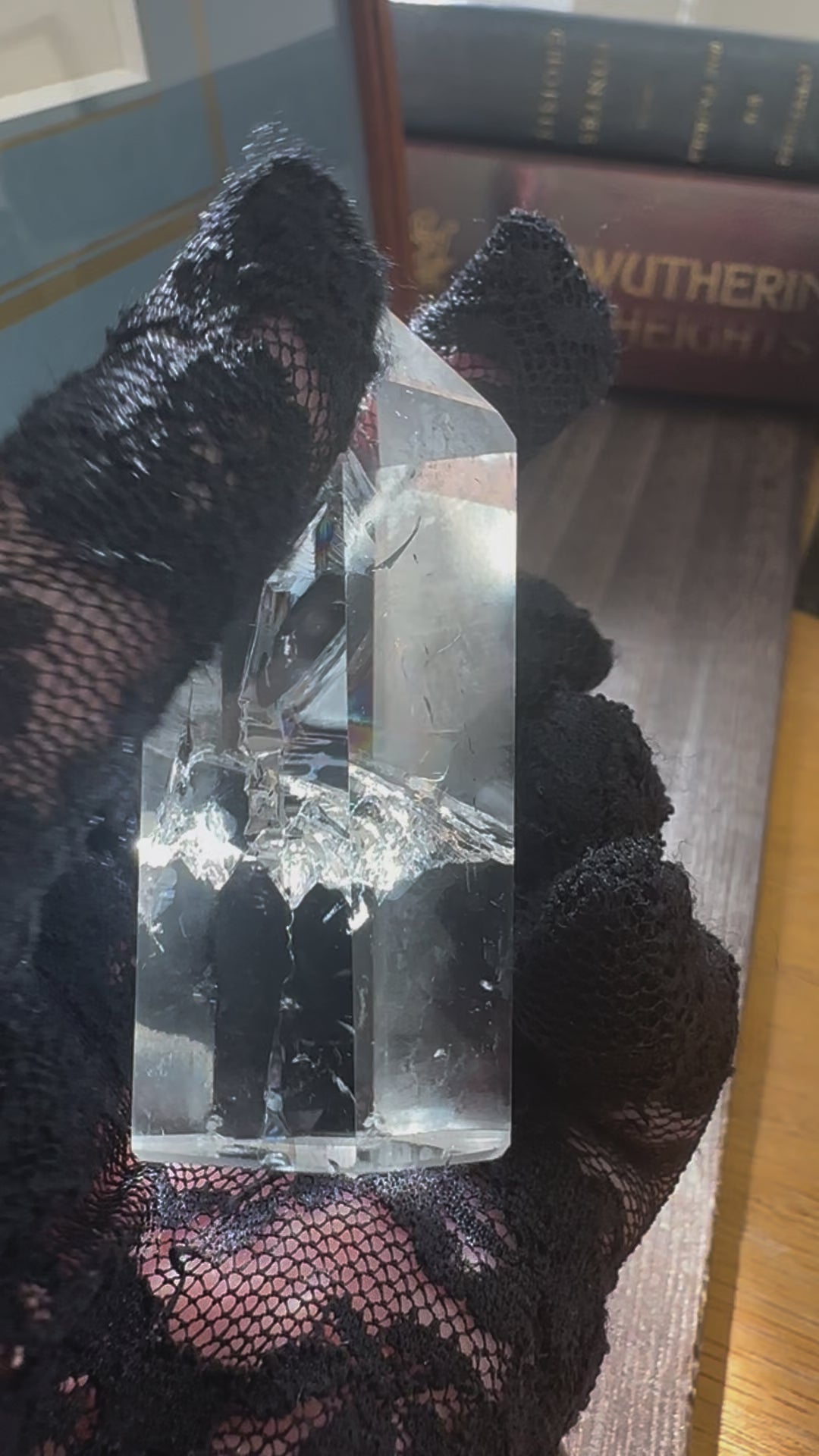 魔女の手の中の虹】レインボー水晶 アイリスクォーツ – Crystal Charm